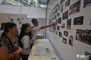 Hình ảnh của nhà giáo Văn Như Cương qua những tấm ảnh ghi lại được học trò chăm chú ngắm nhìn.