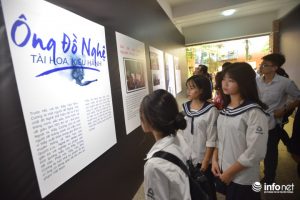 Bên cạnh đó là những bài báo, những chia sẻ của những người bạn đồng niên và các nhà báo cũng được trưng bày trong khu triển lãm.