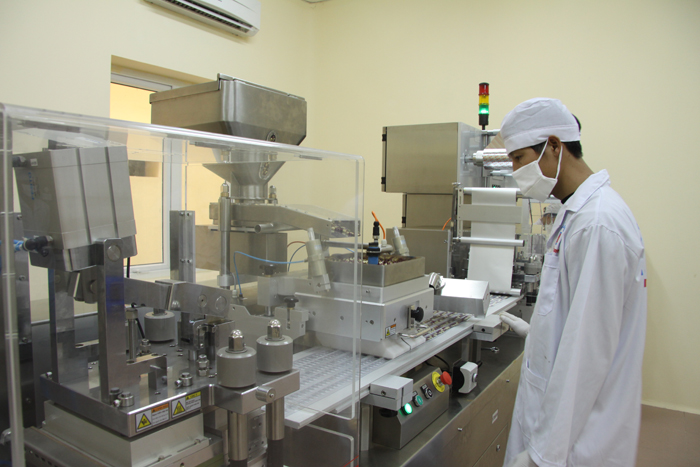 Sinh viên Cao đẳng Dược thực tập ở Cơ sở sản xuất dược phẩm